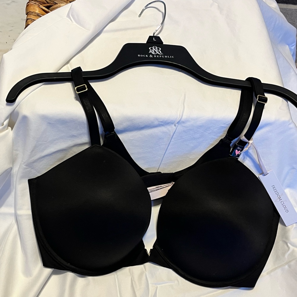 Victoria’s Secret Black Freedom Cloud Bra. Tags still attached.